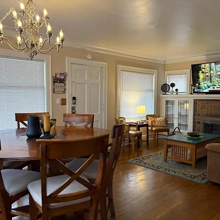 Seattle-Queen Anne-- 7 Bedroom 3 Ba--One Block To Spu